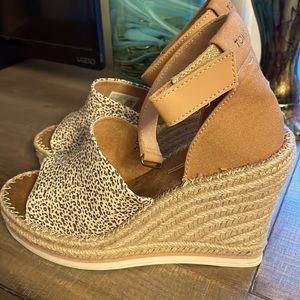 Tom’s wedge sandals